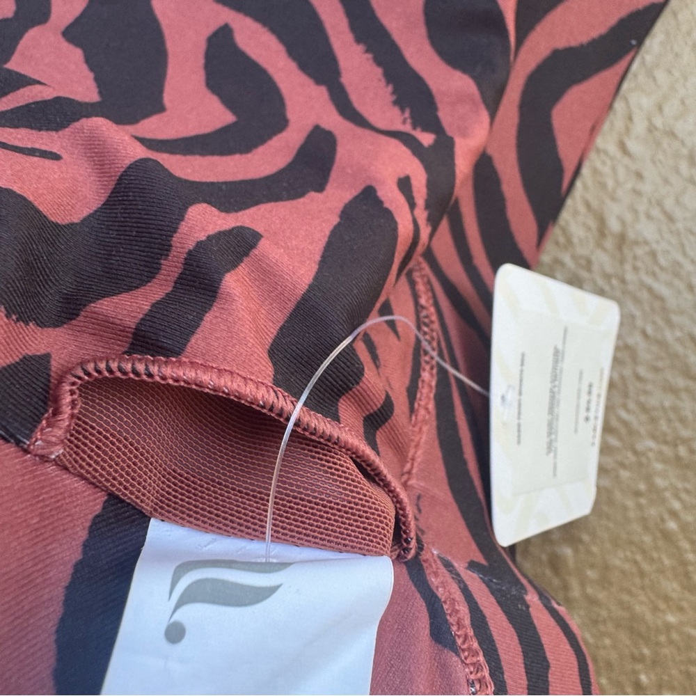 Fabletics Oasis Twist Medium Impact Sports Bra Pink and Black Zebra Size M - Picture 3 of 15